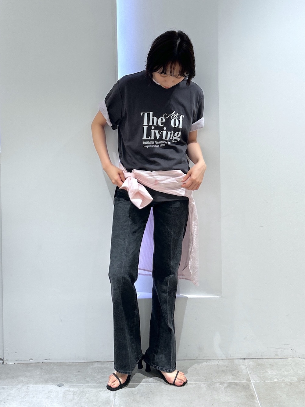 グレー系のTシャツ/カットソー、ブラック系のその他パンツ、ピンク系のTシャツ/カットソーを着用したレディースの夏コーディネートの2枚目の写真