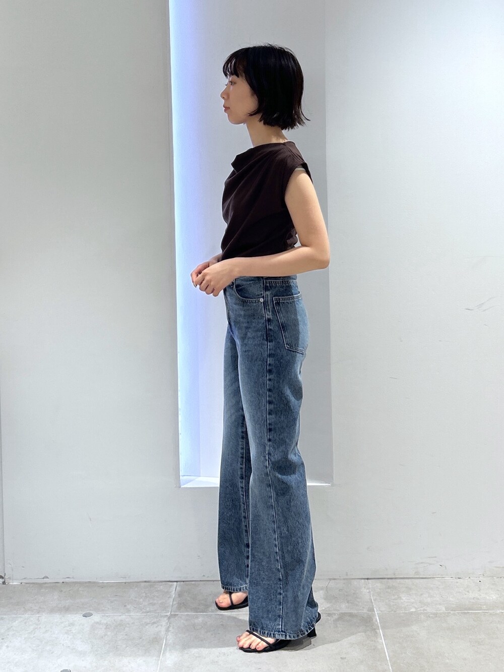 ブラウン系のTシャツ/カットソー、ブルー系のその他パンツを着用したレディースの夏コーディネートの2枚目の写真