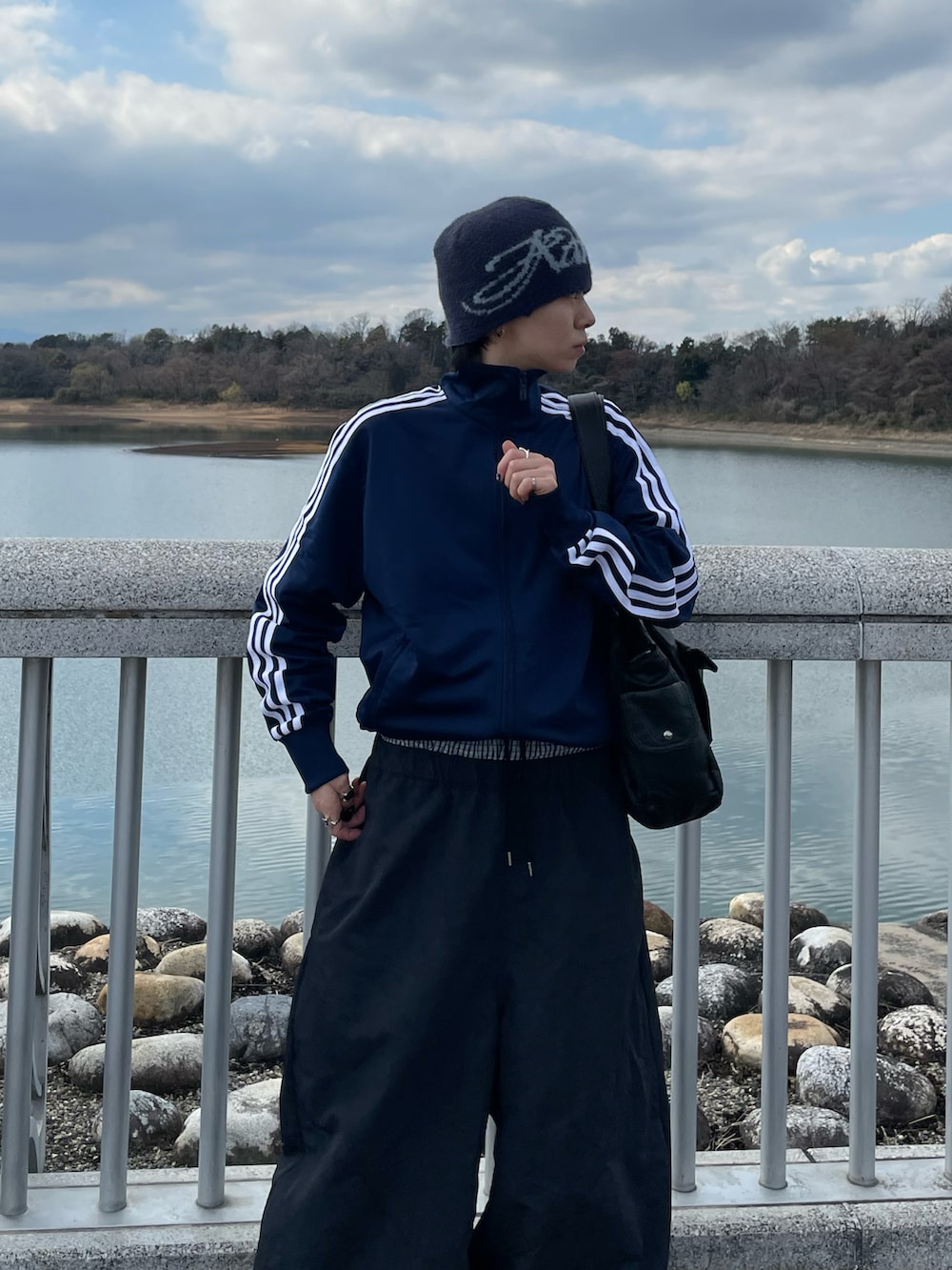 ブラック系のその他パンツ、ブラック系のブーツ、ブルー系のジャージを着用したメンズの春コーディネートの3枚目の写真