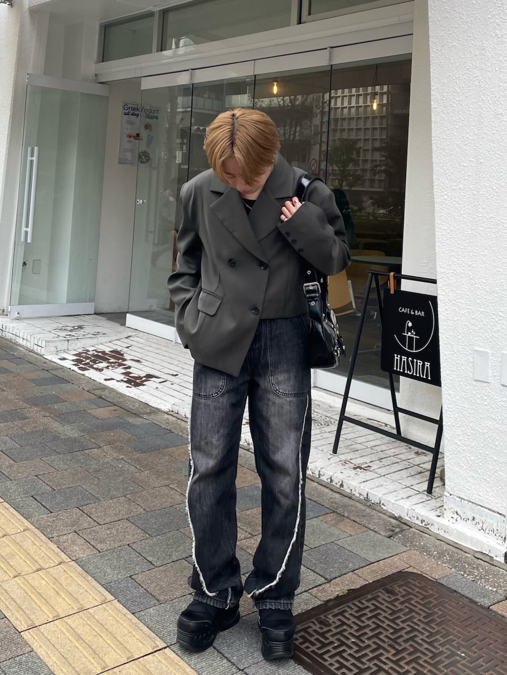 グリーン系のテーラードジャケット、ブラック系のスニーカー、その他のその他を着用したメンズの冬コーディネートの2枚目の写真