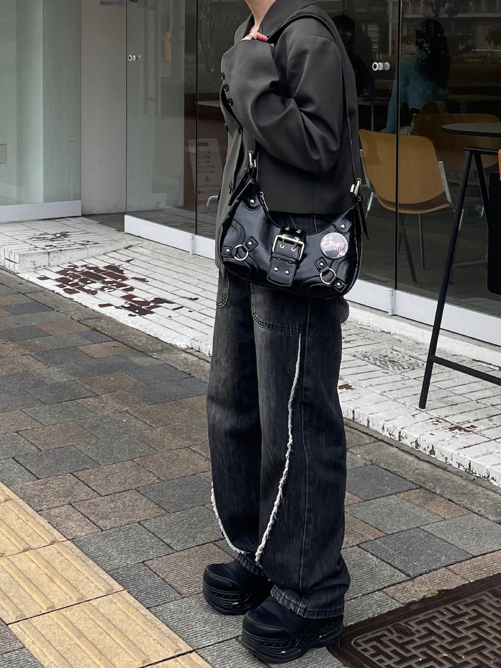 グリーン系のテーラードジャケット、ブラック系のスニーカー、その他のその他を着用したメンズの冬コーディネートの3枚目の写真