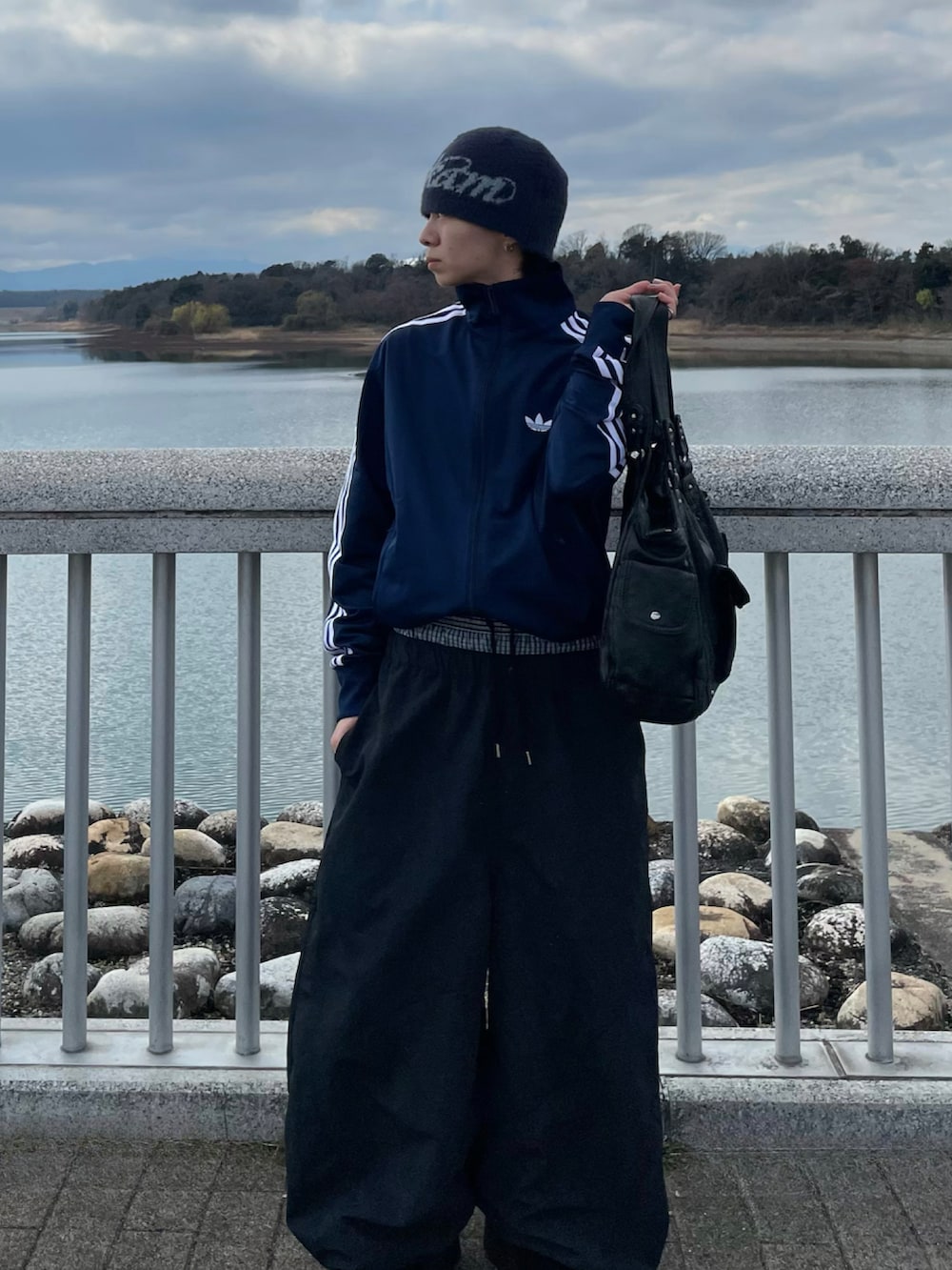 ブラック系のその他パンツ、ブラック系のブーツ、ブルー系のジャージを着用したメンズの春コーディネートの2枚目の写真