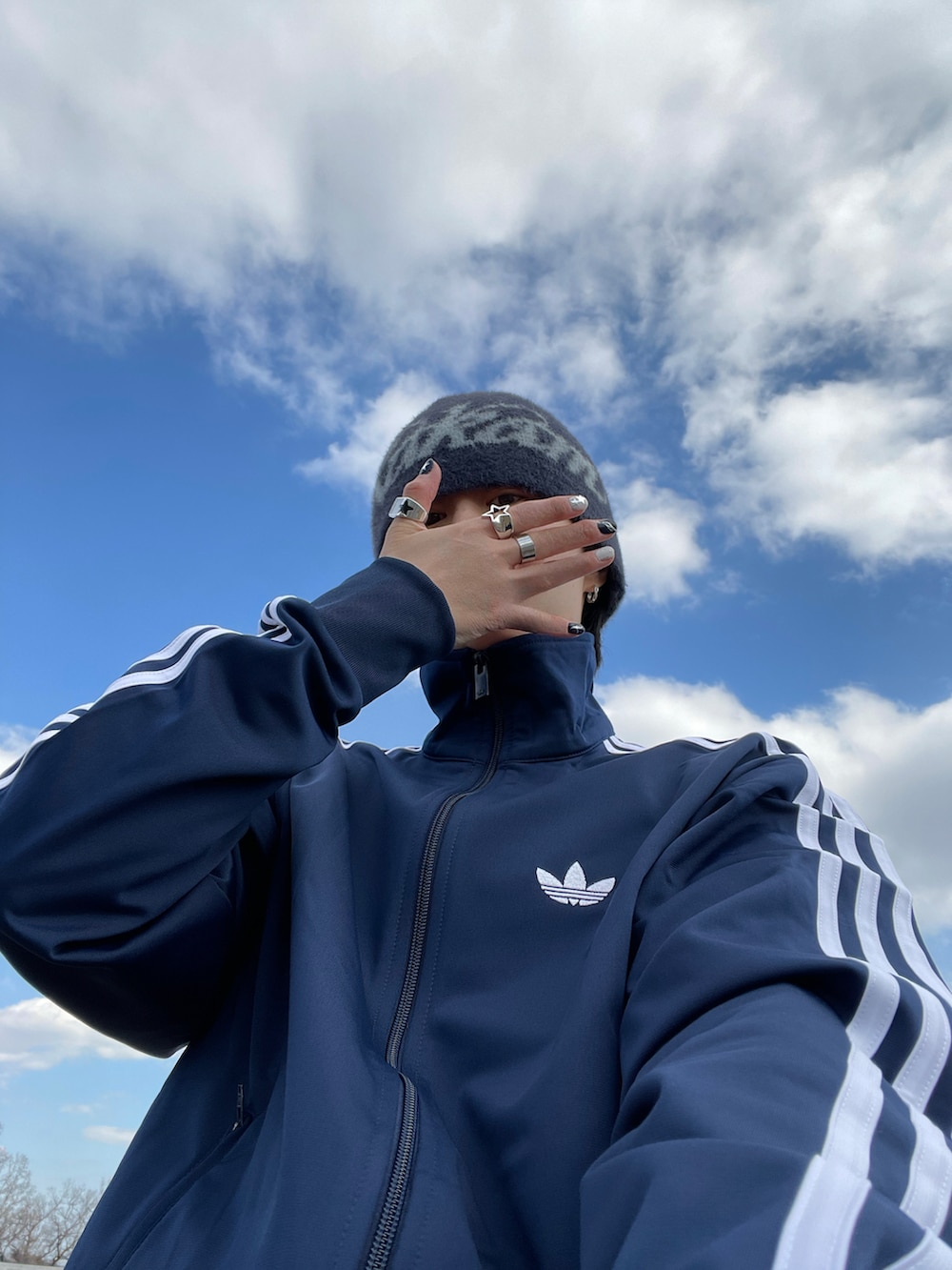 ブラック系のその他パンツ、ブラック系のブーツ、ブルー系のジャージを着用したメンズの春コーディネートの4枚目の写真