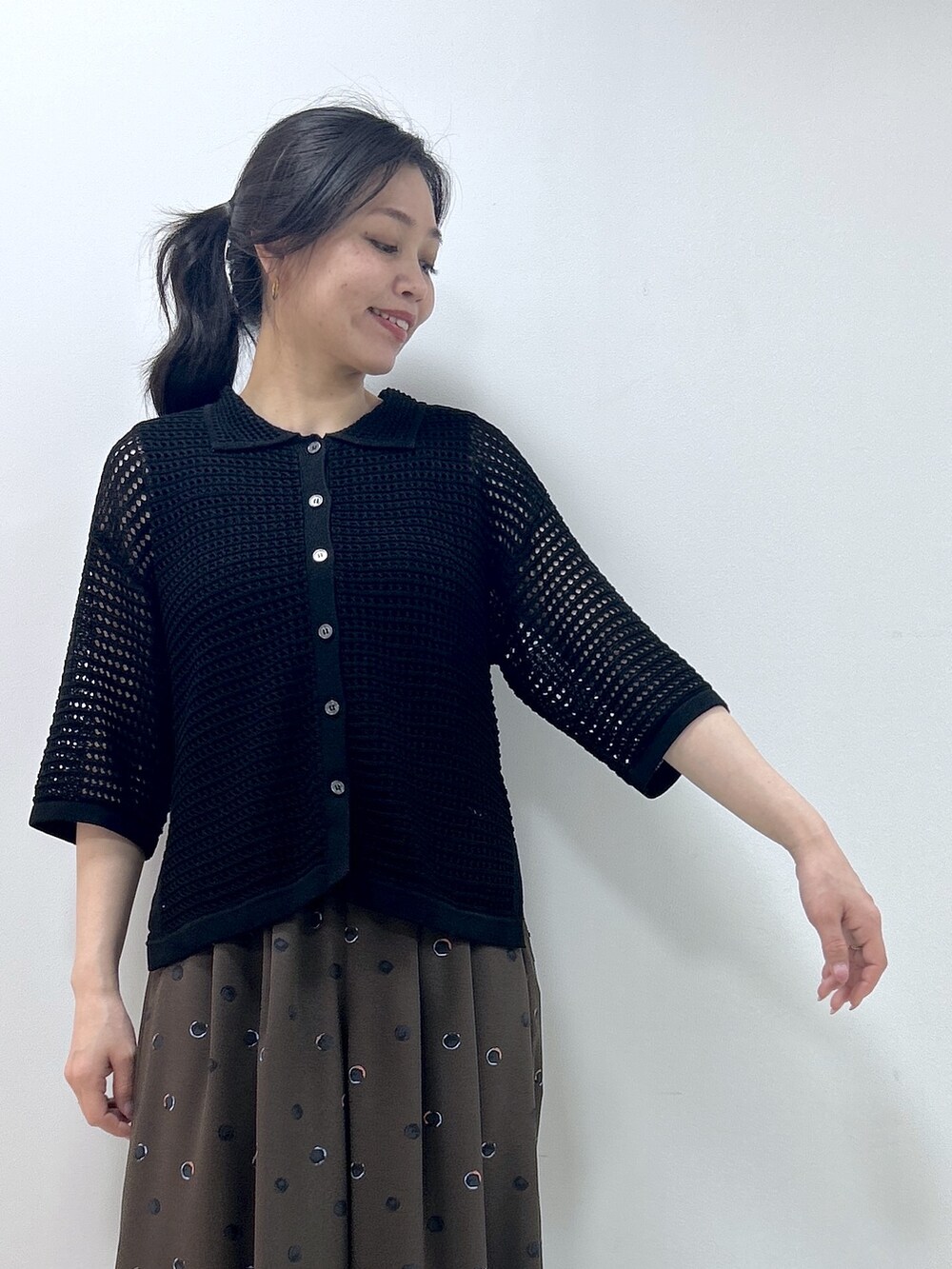 ブラック系のカーディガン/ボレロ、ブラック系のタンクトップ、ブラウン系のその他パンツを着用したレディースの春コーディネートの6枚目の写真