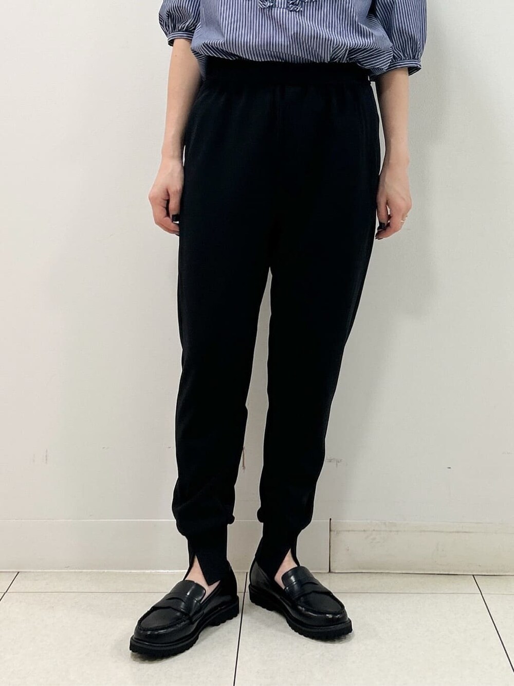 ブルー系のシャツ/ブラウス、ブラック系のその他パンツ、ブラック系のショルダーバッグを着用したレディースの秋コーディネートの7枚目の写真