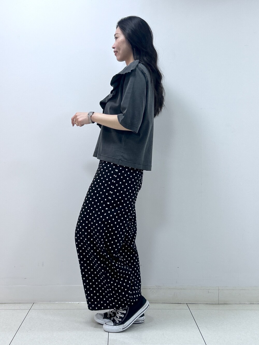 グレー系のTシャツ/カットソー、ブラック系のその他パンツ、イエロー系のトートバッグを着用したレディースの夏コーディネートの4枚目の写真