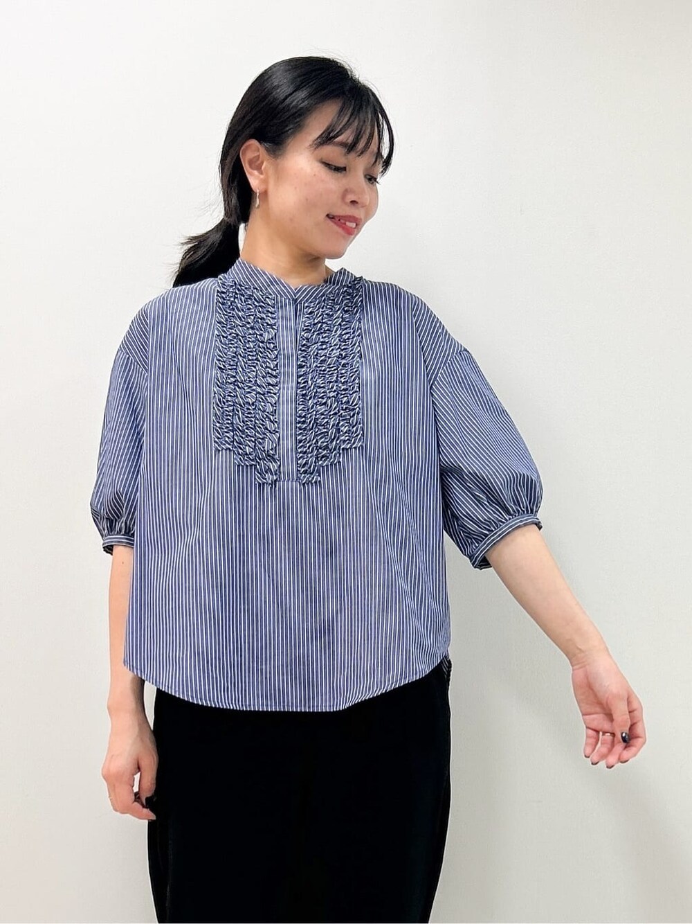 ブルー系のシャツ/ブラウス、ブラック系のその他パンツ、ブラック系のショルダーバッグを着用したレディースの秋コーディネートの6枚目の写真