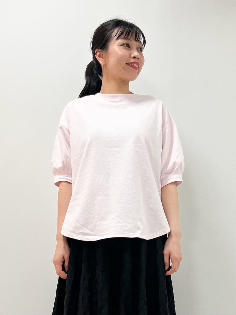 ピンク系のTシャツ/カットソー、ブラック系のスカート、ブラック系のショルダーバッグを着用したレディースの夏コーディネートの5枚目の写真