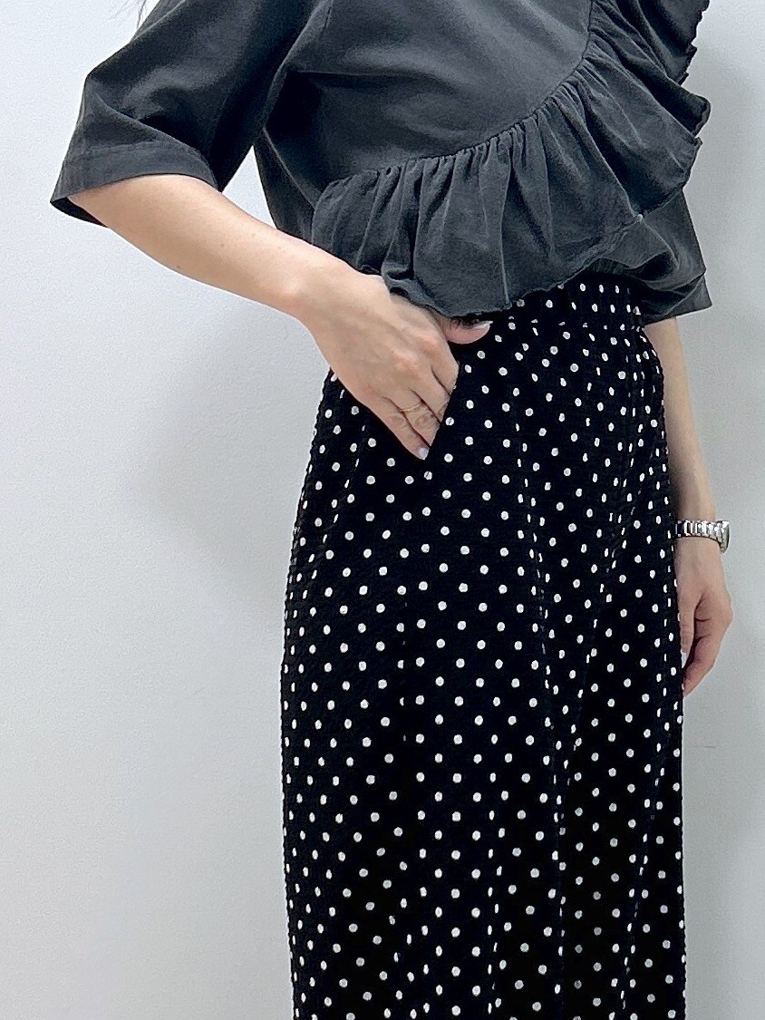 グレー系のTシャツ/カットソー、ブラック系のその他パンツ、イエロー系のトートバッグを着用したレディースの夏コーディネートの8枚目の写真