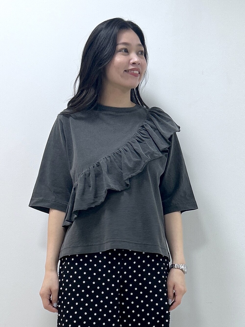 グレー系のTシャツ/カットソー、ブラック系のその他パンツ、イエロー系のトートバッグを着用したレディースの夏コーディネートの5枚目の写真