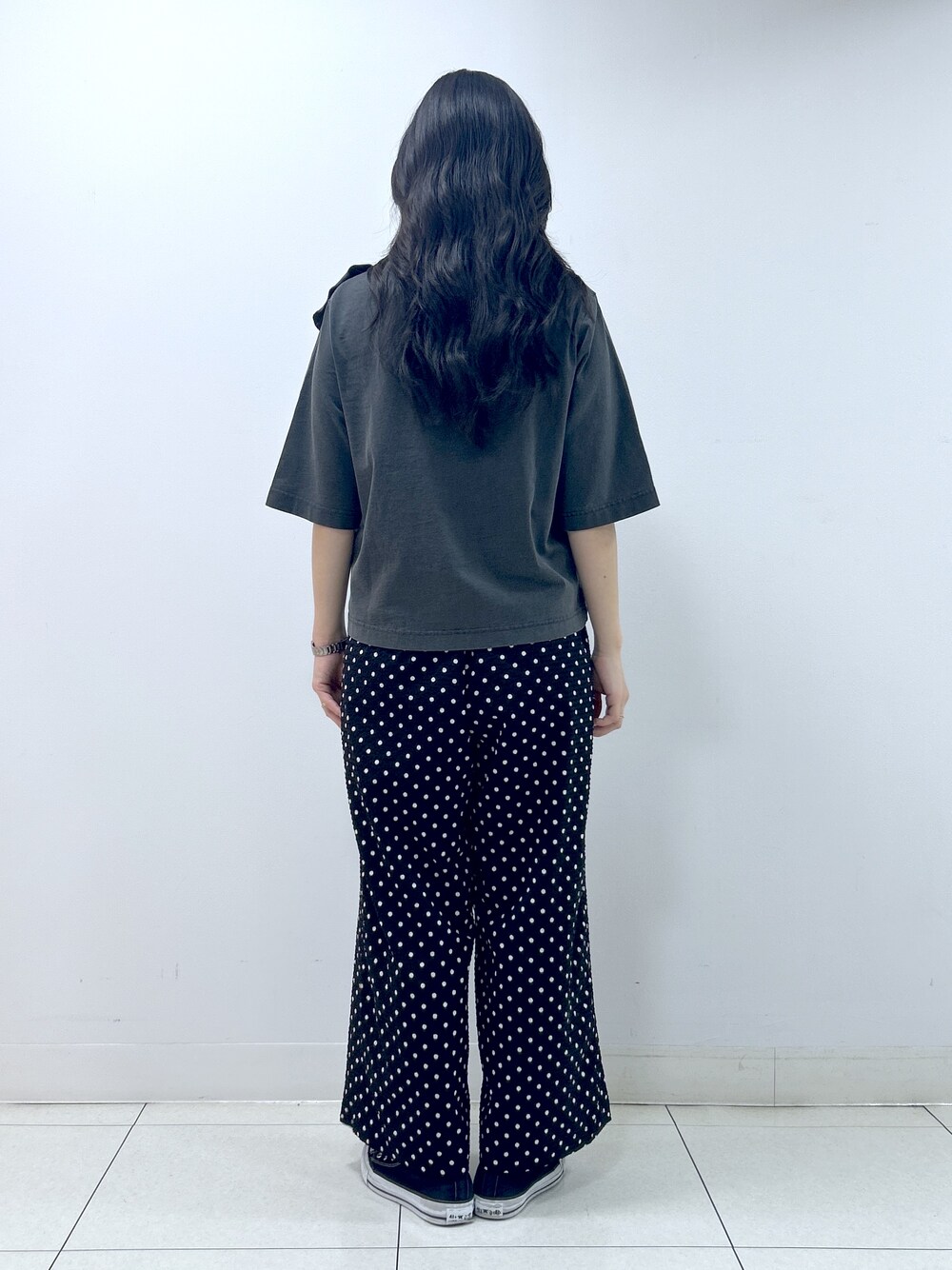 グレー系のTシャツ/カットソー、ブラック系のその他パンツ、イエロー系のトートバッグを着用したレディースの夏コーディネートの3枚目の写真