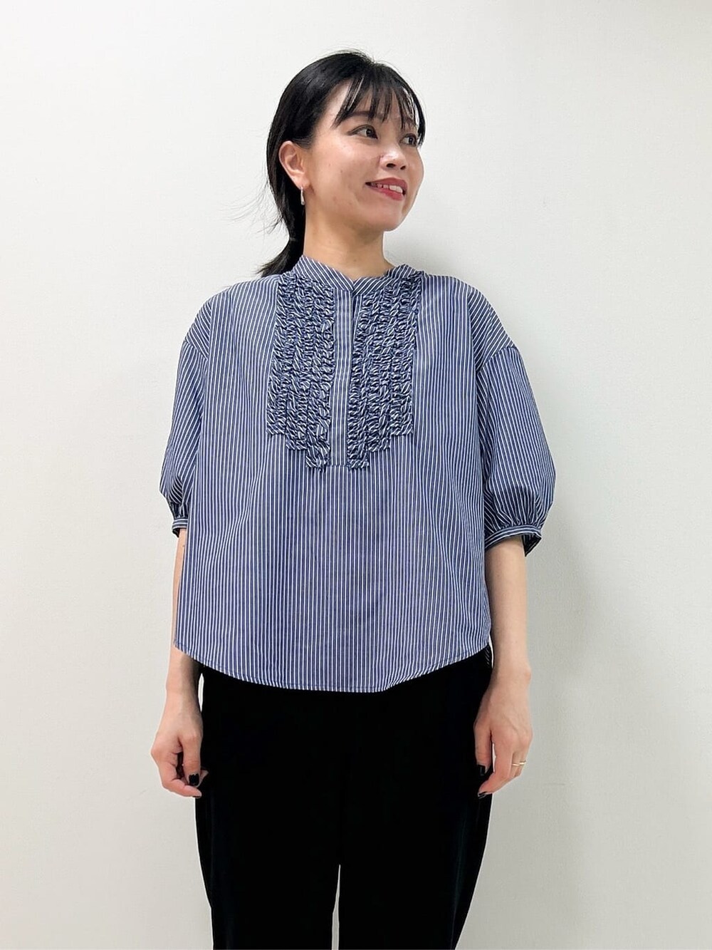 ブルー系のシャツ/ブラウス、ブラック系のその他パンツ、ブラック系のショルダーバッグを着用したレディースの秋コーディネートの5枚目の写真