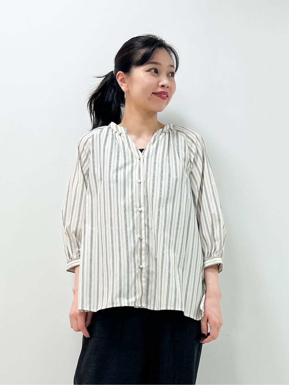 グレー系のシャツ/ブラウス、グレー系のその他パンツを着用したレディースの秋コーディネートの5枚目の写真