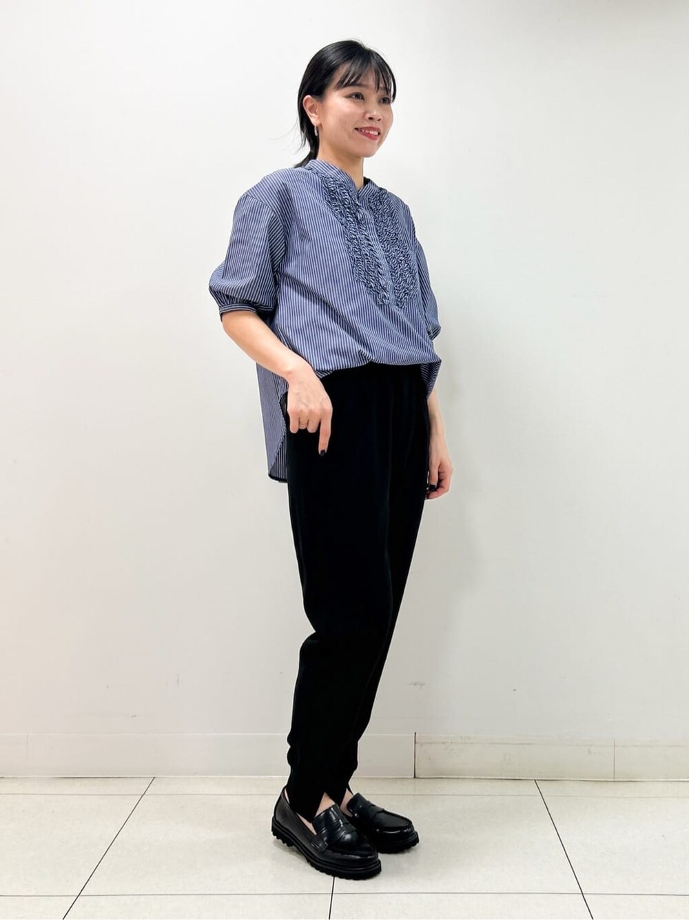 ブルー系のシャツ/ブラウス、ブラック系のその他パンツ、ブラック系のショルダーバッグを着用したレディースの秋コーディネートの2枚目の写真