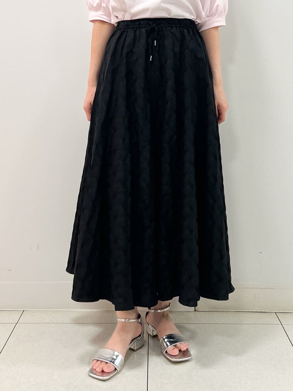 ピンク系のTシャツ/カットソー、ブラック系のスカート、ブラック系のショルダーバッグを着用したレディースの夏コーディネートの7枚目の写真