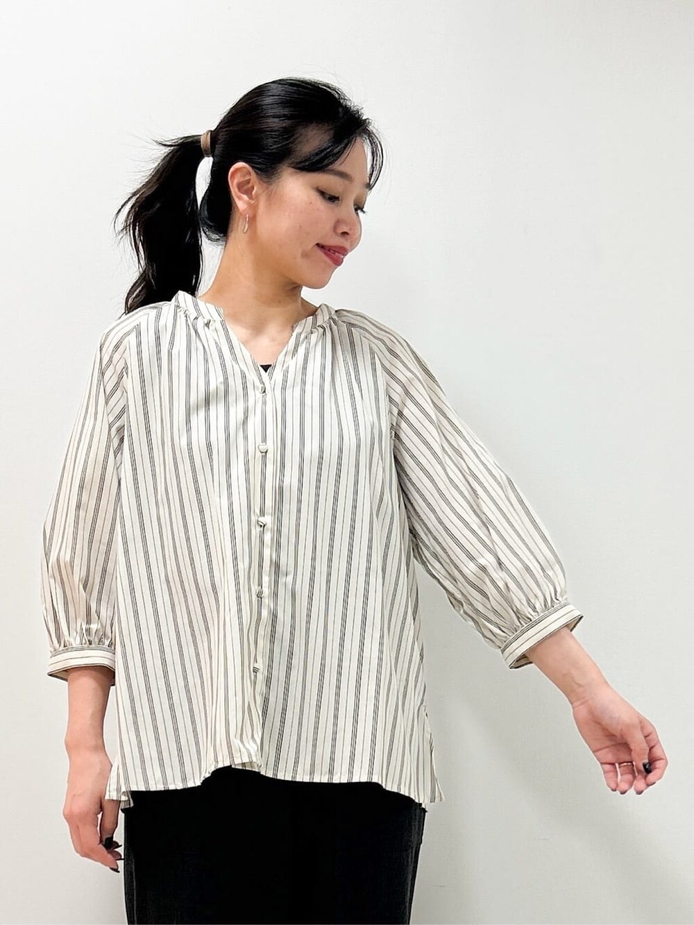 グレー系のシャツ/ブラウス、グレー系のその他パンツを着用したレディースの秋コーディネートの6枚目の写真