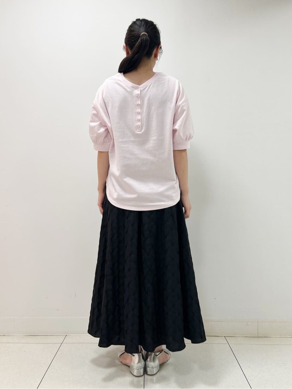 ピンク系のTシャツ/カットソー、ブラック系のスカート、ブラック系のショルダーバッグを着用したレディースの夏コーディネートの3枚目の写真