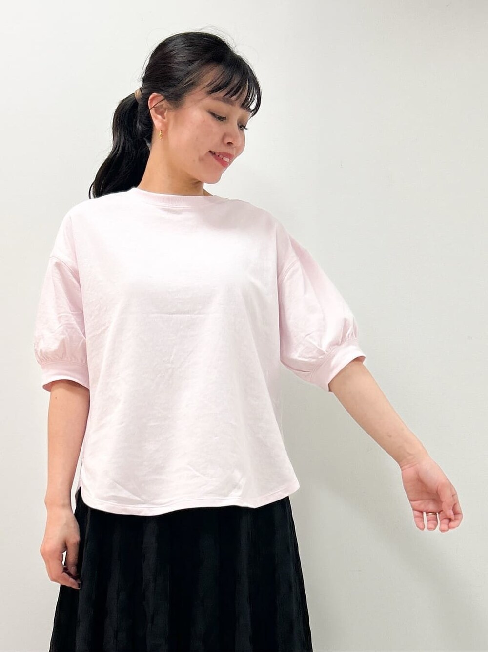 ピンク系のTシャツ/カットソー、ブラック系のスカート、ブラック系のショルダーバッグを着用したレディースの夏コーディネートの6枚目の写真