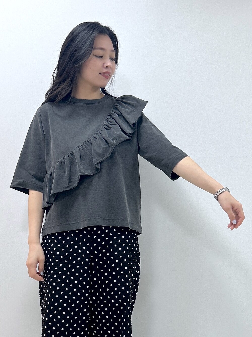 グレー系のTシャツ/カットソー、ブラック系のその他パンツ、イエロー系のトートバッグを着用したレディースの夏コーディネートの6枚目の写真