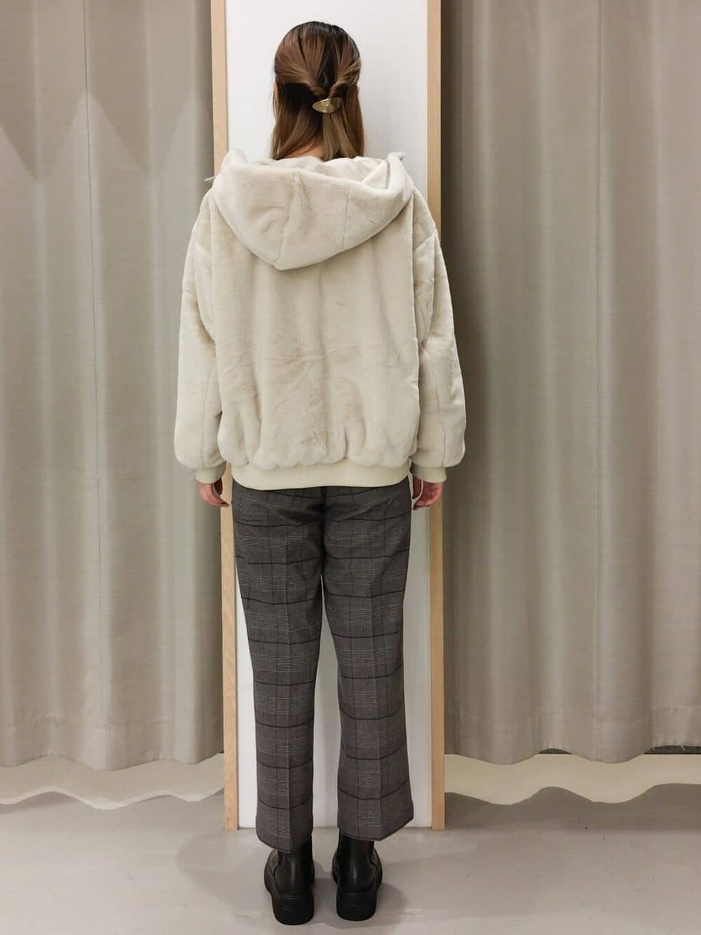 ベージュ系のブルゾン、ブラック系のニット/セーター、グレー系のその他パンツを着用したレディースの秋コーディネートの3枚目の写真
