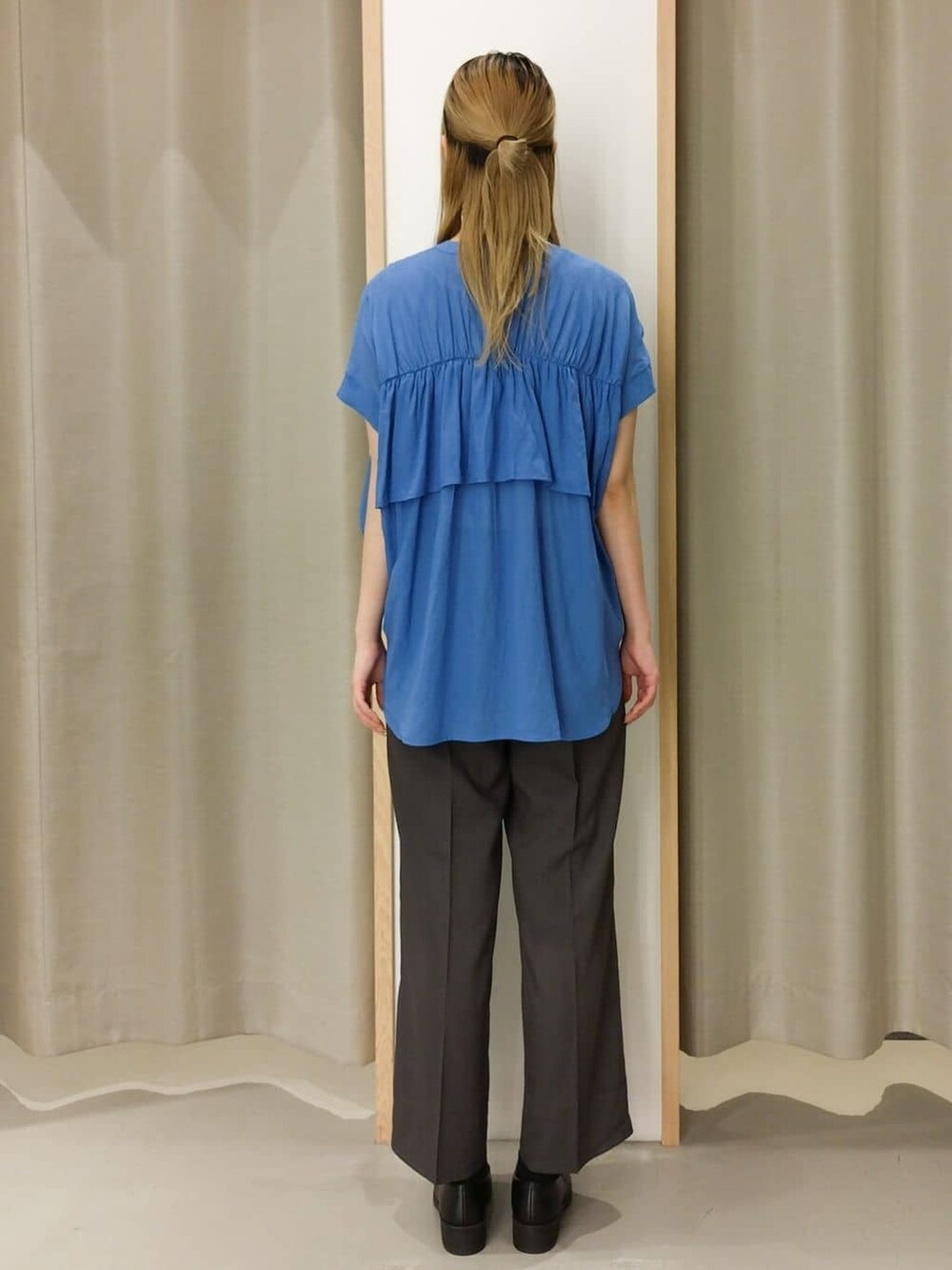 ブルー系のシャツ/ブラウス、ブラウン系のその他パンツ、ブラック系のショルダーバッグを着用したレディースの夏コーディネートの3枚目の写真