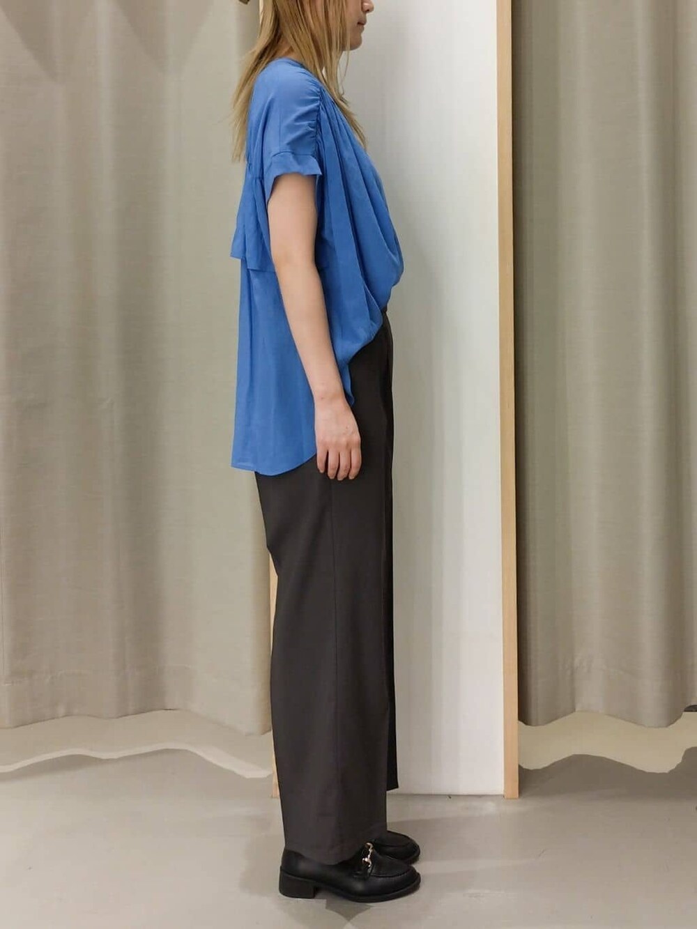 ブルー系のシャツ/ブラウス、ブラウン系のその他パンツ、ブラック系のショルダーバッグを着用したレディースの夏コーディネートの2枚目の写真