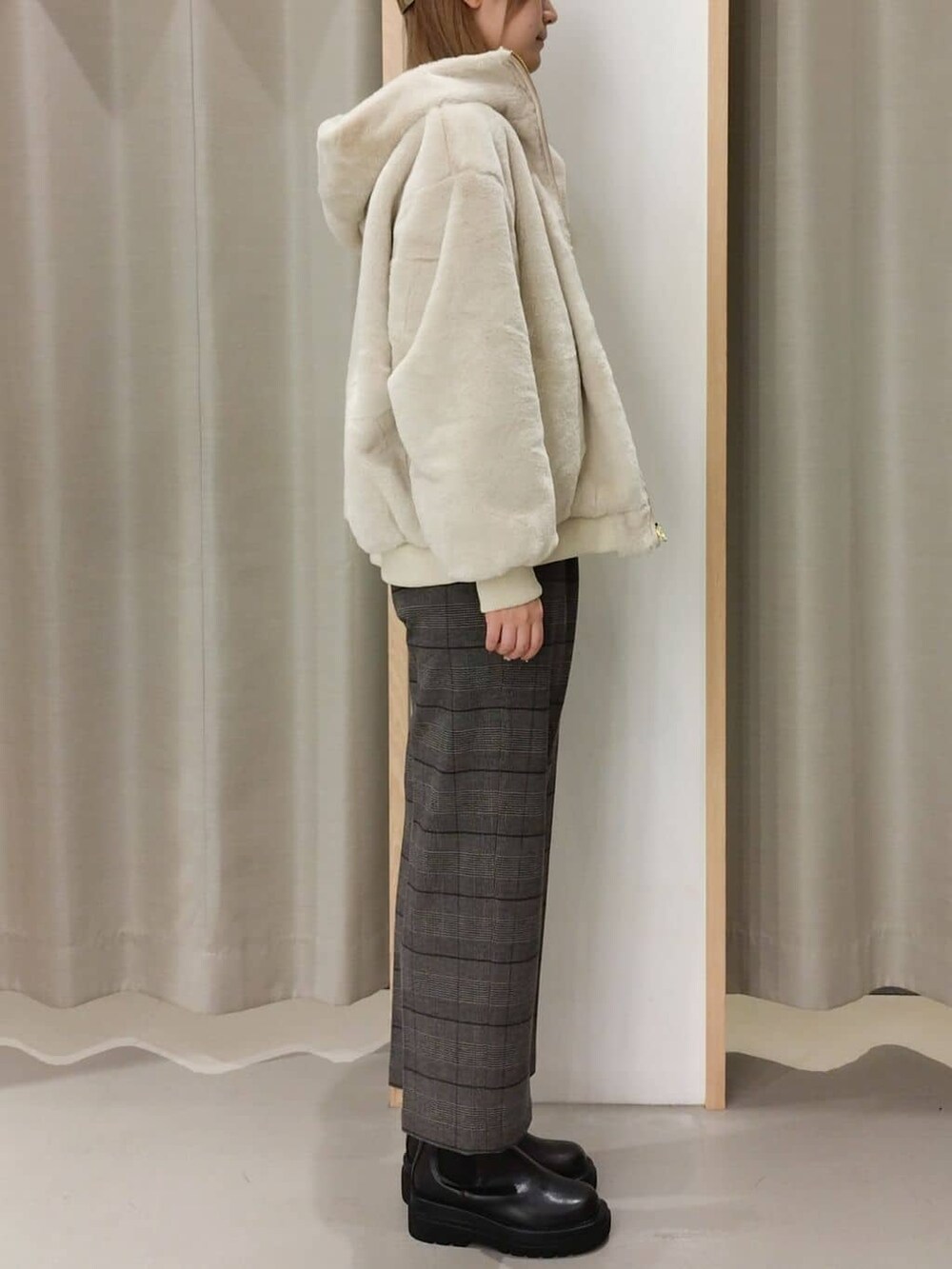 ベージュ系のブルゾン、ブラック系のニット/セーター、グレー系のその他パンツを着用したレディースの秋コーディネートの2枚目の写真