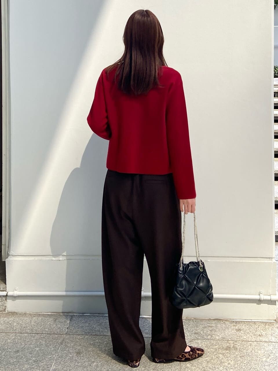 レッド系のカーディガン/ボレロ、ホワイト系のTシャツ/カットソー、ブラウン系のその他パンツを着用したレディースの秋コーディネートの4枚目の写真