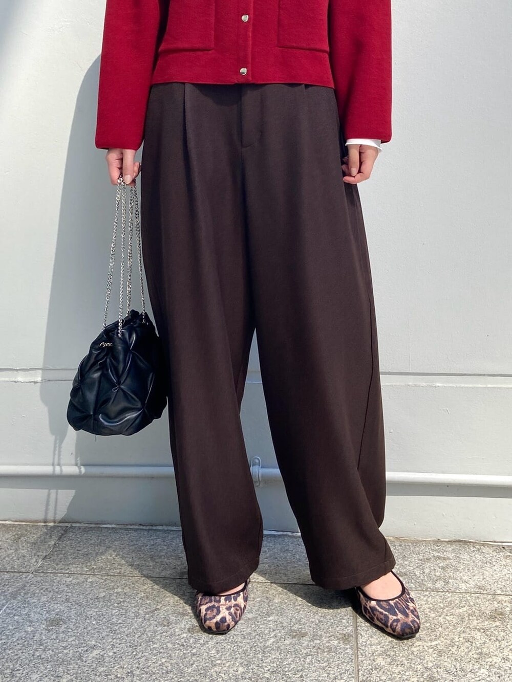 レッド系のカーディガン/ボレロ、ホワイト系のTシャツ/カットソー、ブラウン系のその他パンツを着用したレディースの秋コーディネートの7枚目の写真