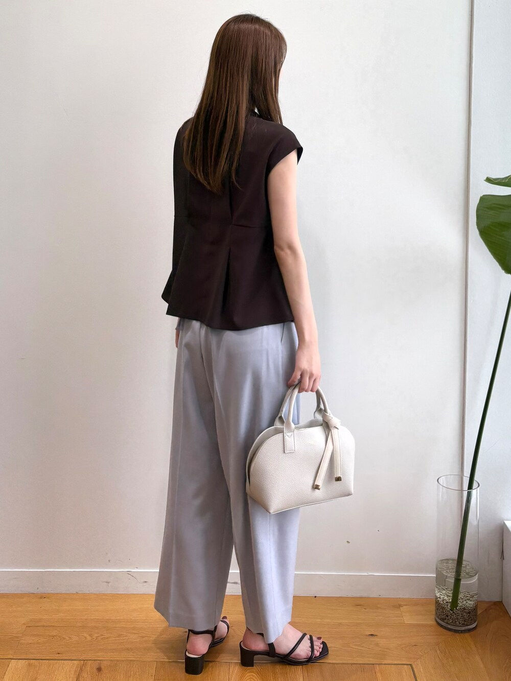 ブラウン系のシャツ/ブラウス、グレー系のその他パンツ、ブラウン系のサンダルを着用したレディースの夏コーディネートの5枚目の写真