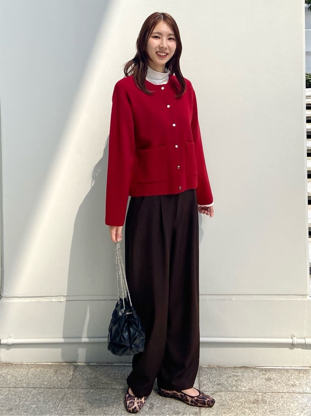 レッド系のカーディガン/ボレロ、ホワイト系のTシャツ/カットソー、ブラウン系のその他パンツを着用したレディースの秋コーディネートの2枚目の写真
