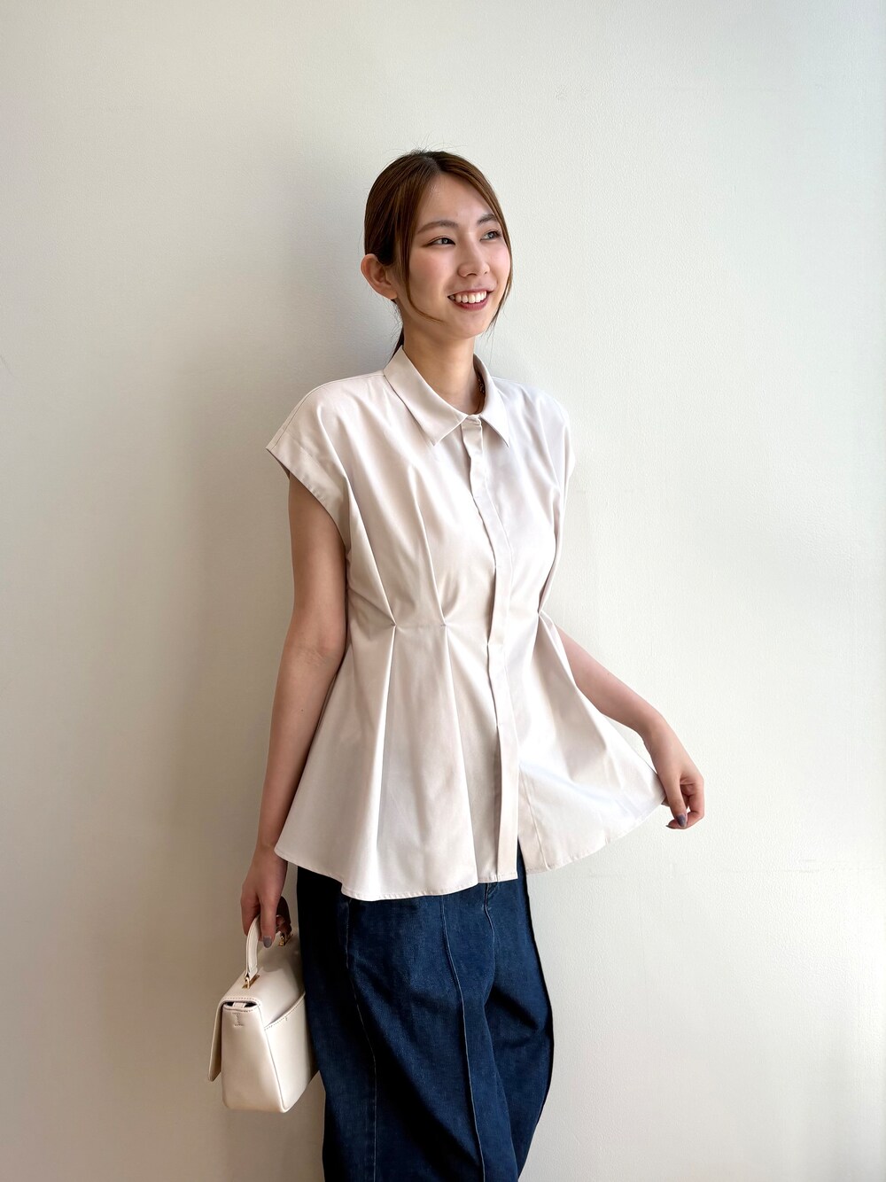 ベージュ系のシャツ/ブラウス、ブルー系のデニムパンツ、ホワイト系のショルダーバッグを着用したレディースの夏コーディネートの8枚目の写真