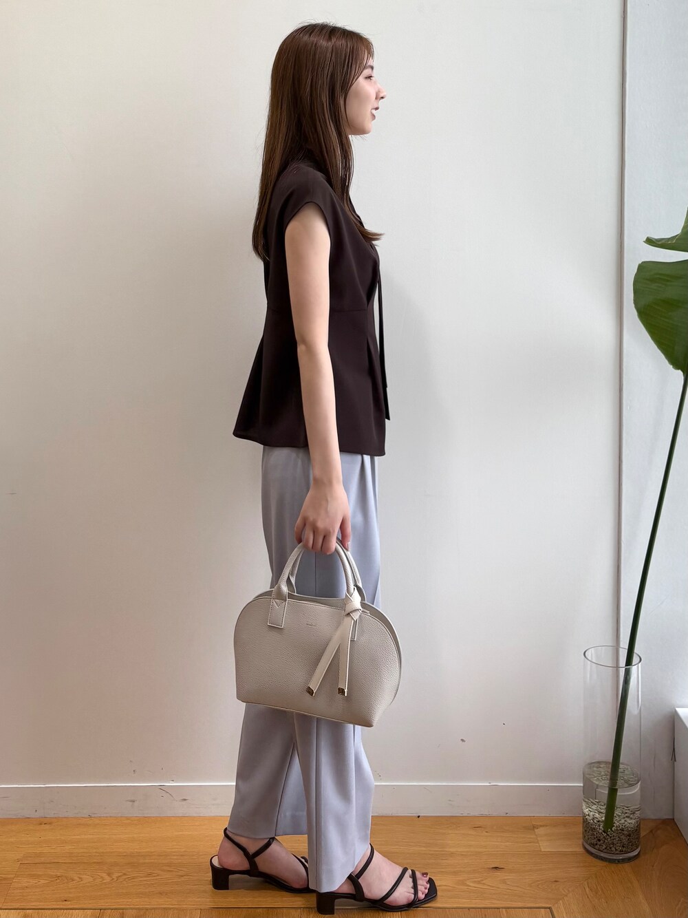 ブラウン系のシャツ/ブラウス、グレー系のその他パンツ、ブラウン系のサンダルを着用したレディースの夏コーディネートの3枚目の写真