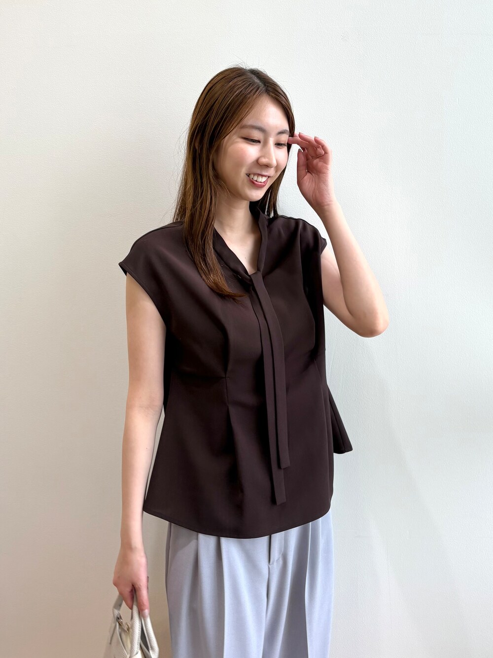 ブラウン系のシャツ/ブラウス、グレー系のその他パンツ、ブラウン系のサンダルを着用したレディースの夏コーディネートの7枚目の写真