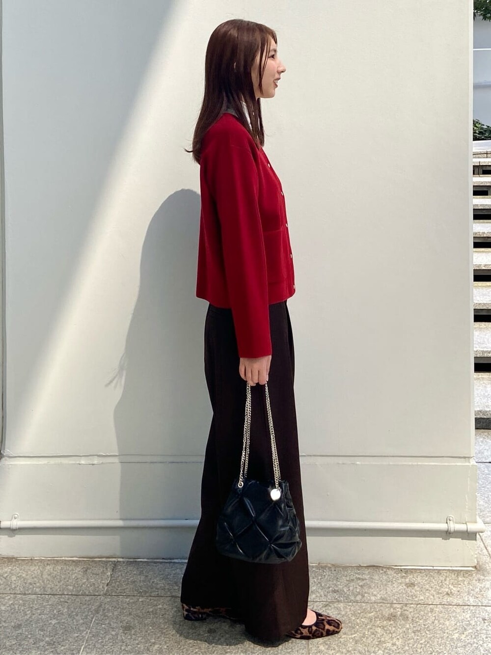 レッド系のカーディガン/ボレロ、ホワイト系のTシャツ/カットソー、ブラウン系のその他パンツを着用したレディースの秋コーディネートの3枚目の写真