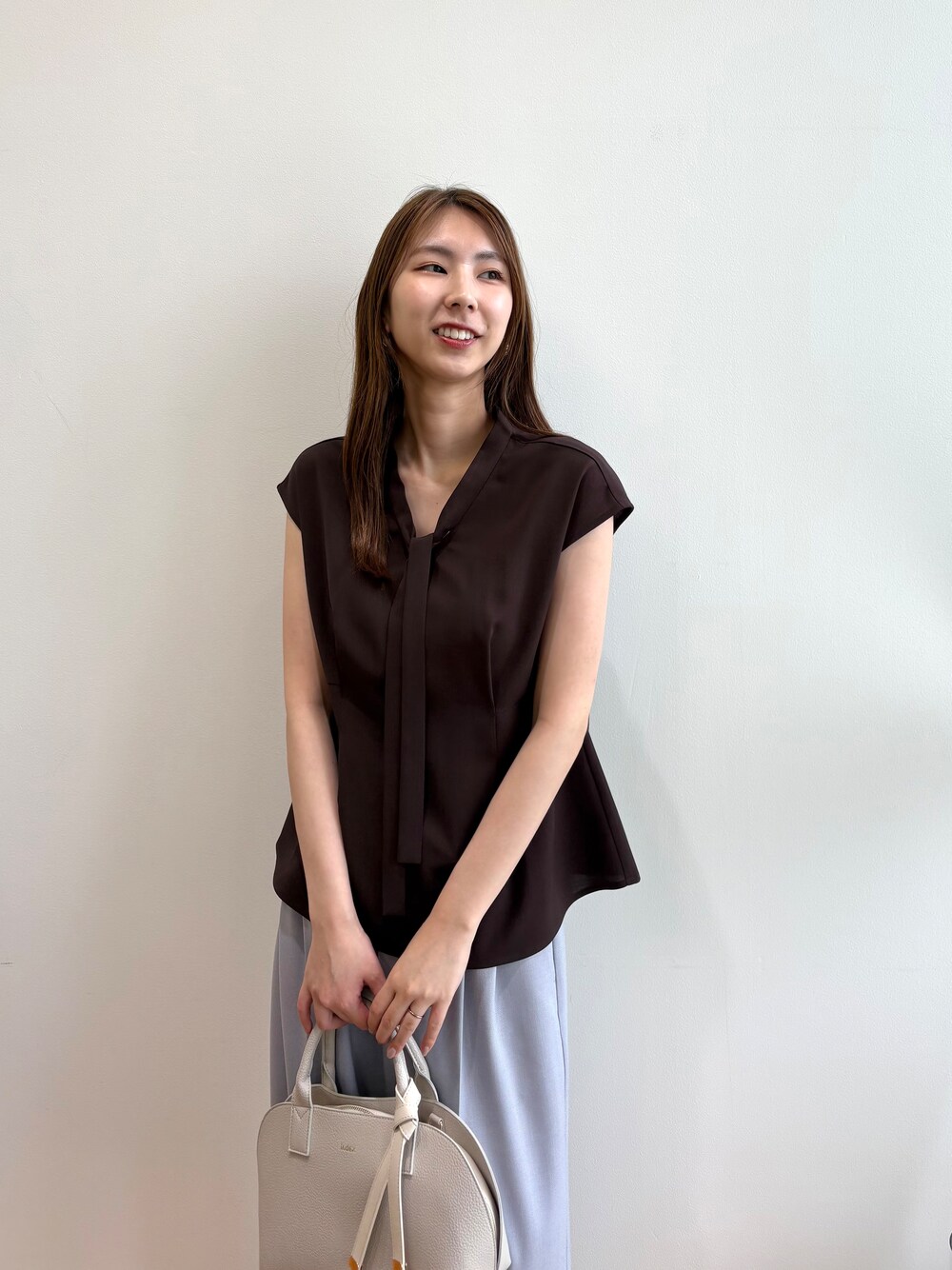 ブラウン系のシャツ/ブラウス、グレー系のその他パンツ、ブラウン系のサンダルを着用したレディースの夏コーディネートの8枚目の写真