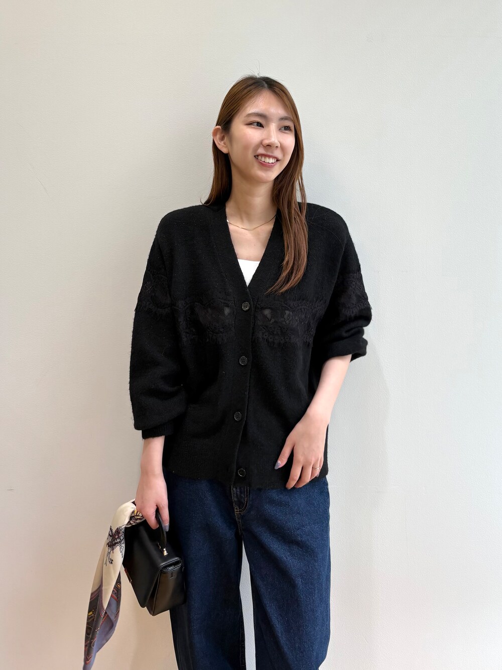 ブラック系のカーディガン/ボレロ、ブルー系のデニムパンツ、ブラック系のショルダーバッグを着用したレディースの夏コーディネートの8枚目の写真