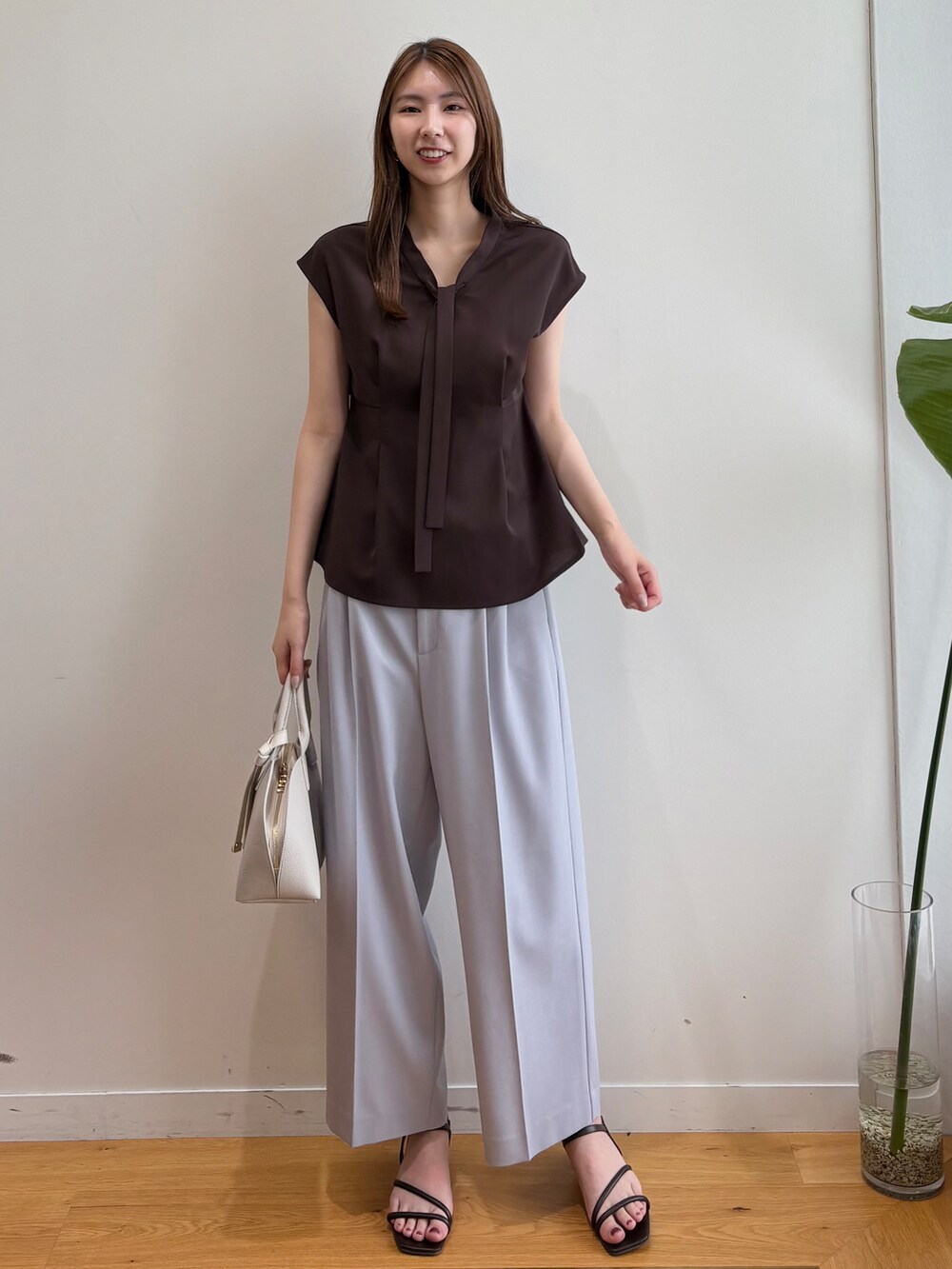 ブラウン系のシャツ/ブラウス、グレー系のその他パンツ、ブラウン系のサンダルを着用したレディースの夏コーディネートの2枚目の写真