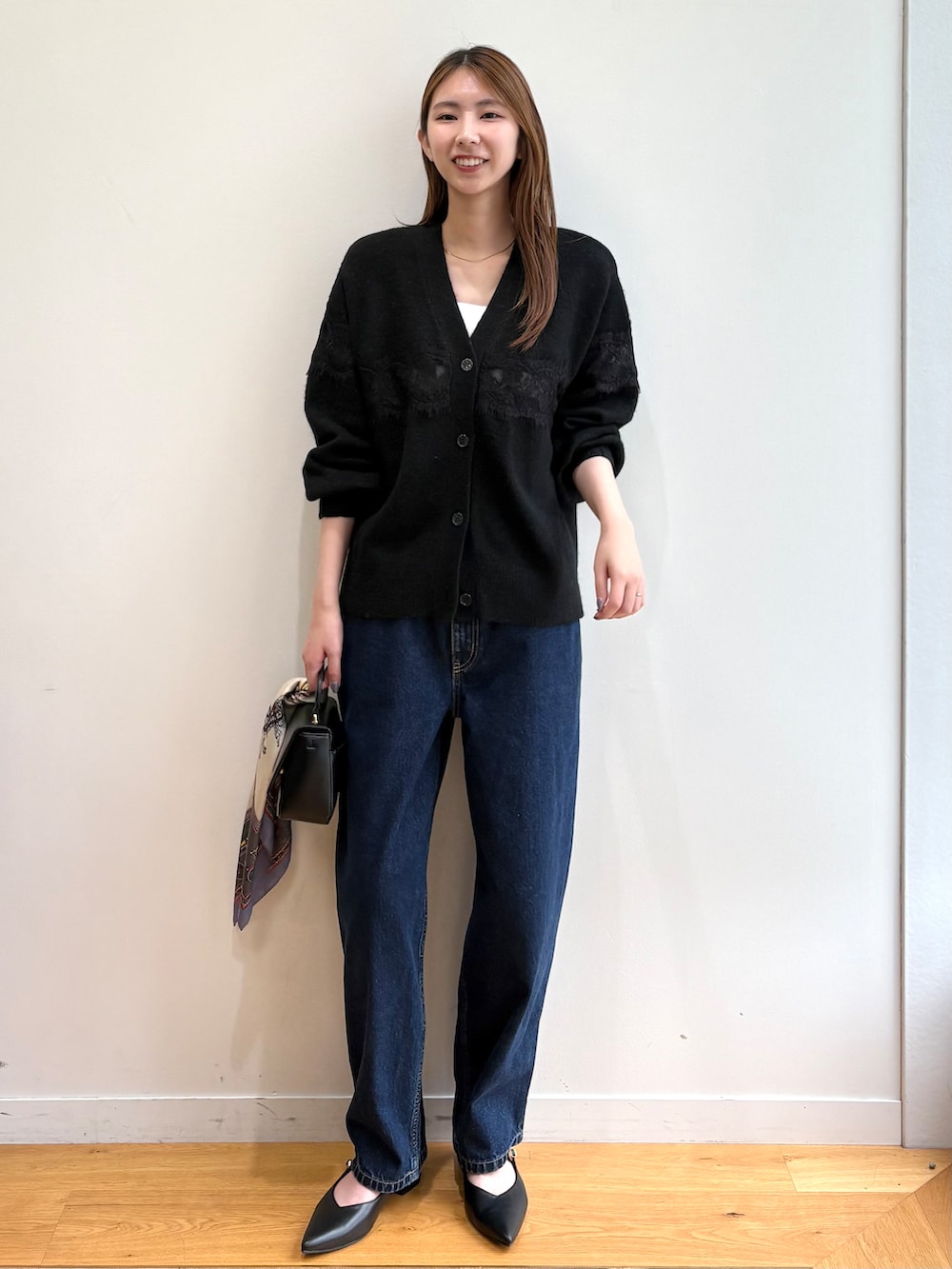 ブラック系のカーディガン/ボレロ、ブルー系のデニムパンツ、ブラック系のショルダーバッグを着用したレディースの夏コーディネートの2枚目の写真