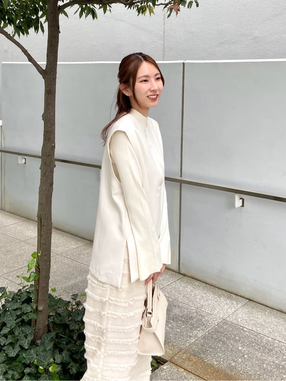 ホワイト系のその他パンツ、ホワイト系のショルダーバッグ、ベージュ系のブーツを着用したレディースの秋コーディネートの7枚目の写真