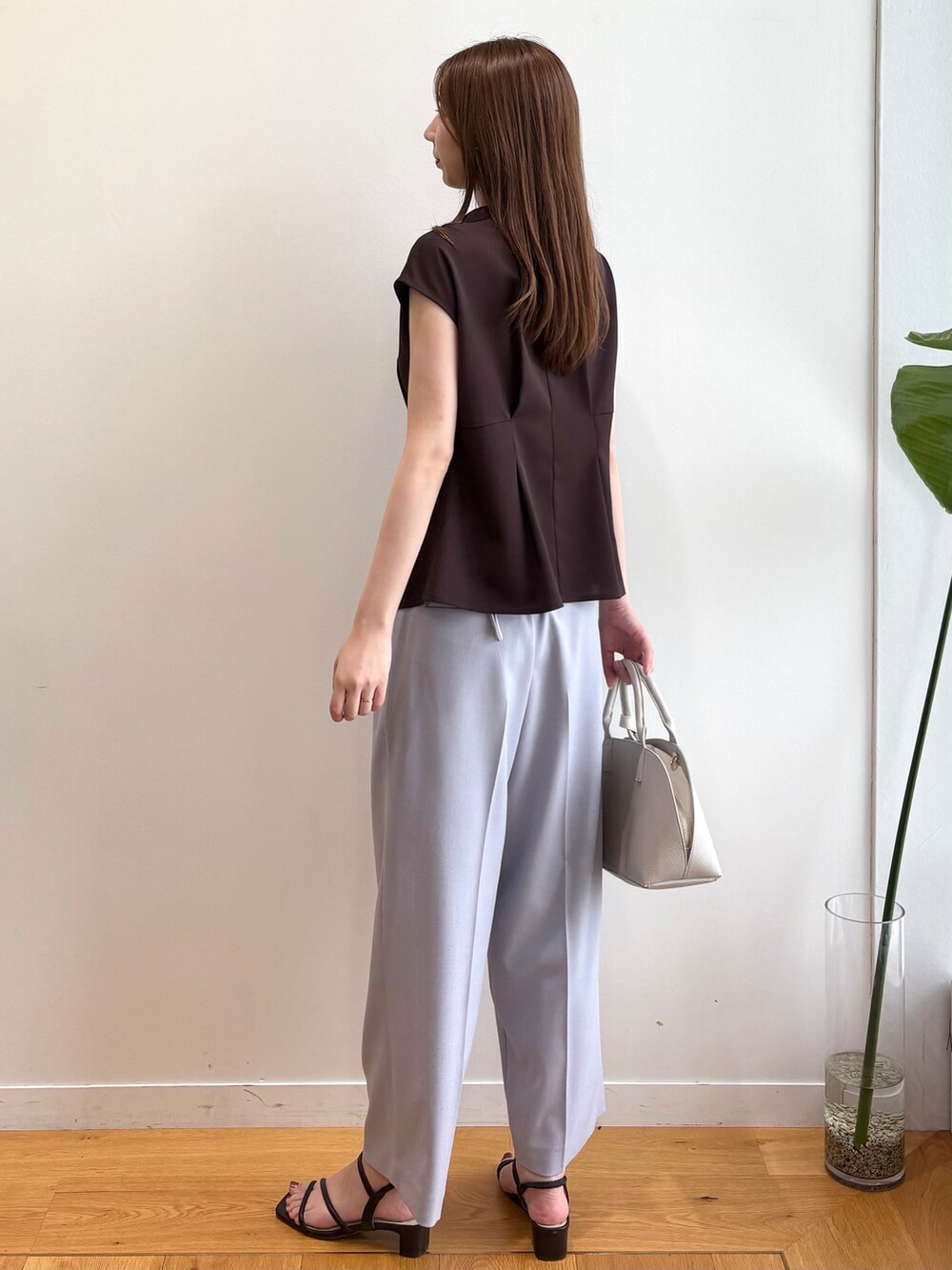 ブラウン系のシャツ/ブラウス、グレー系のその他パンツ、ブラウン系のサンダルを着用したレディースの夏コーディネートの4枚目の写真