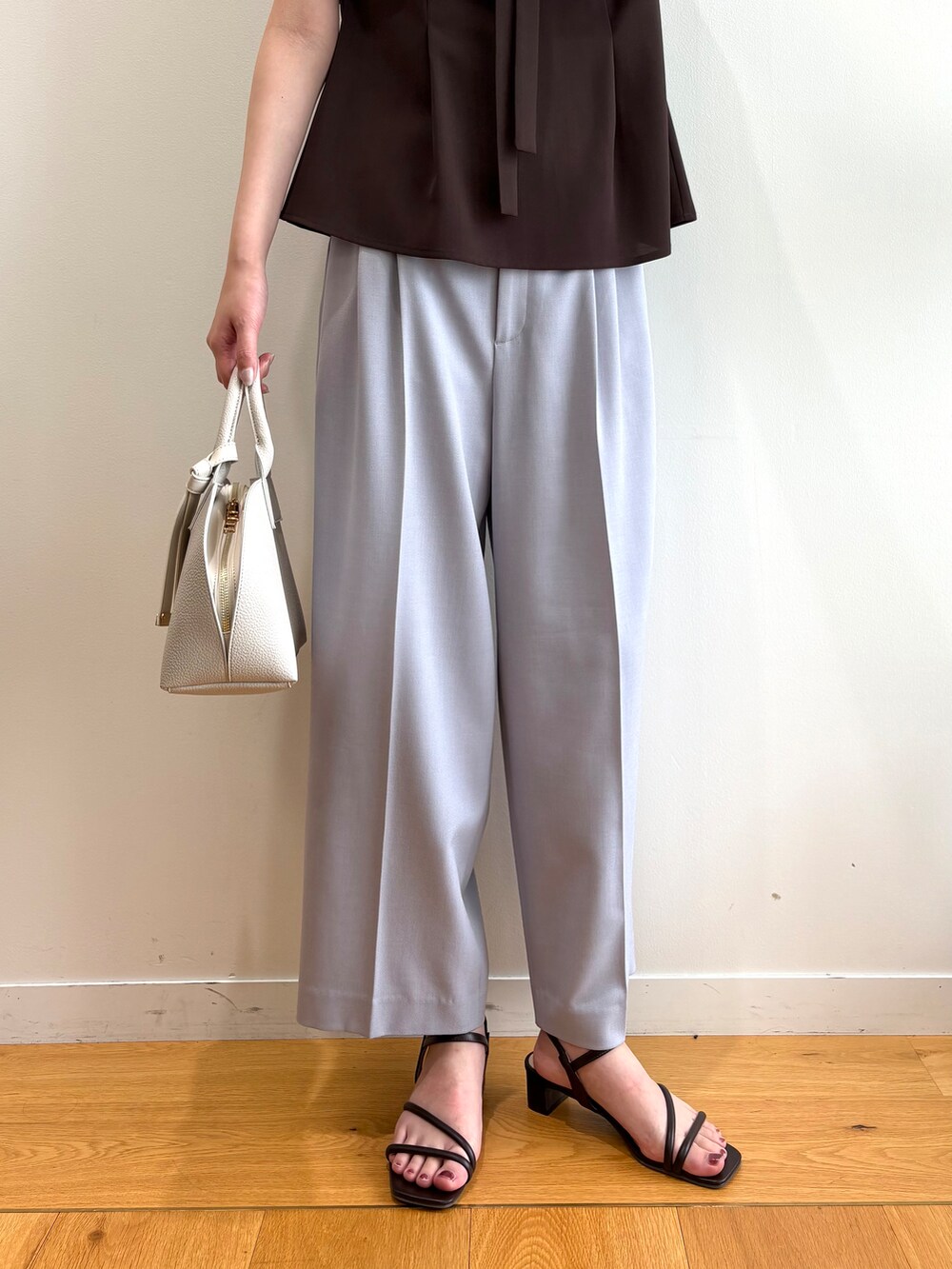 ブラウン系のシャツ/ブラウス、グレー系のその他パンツ、ブラウン系のサンダルを着用したレディースの夏コーディネートの9枚目の写真