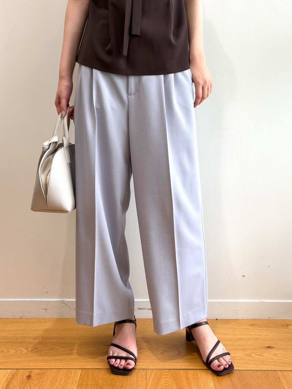 ブラウン系のシャツ/ブラウス、グレー系のその他パンツ、ブラウン系のサンダルを着用したレディースの夏コーディネートの10枚目の写真