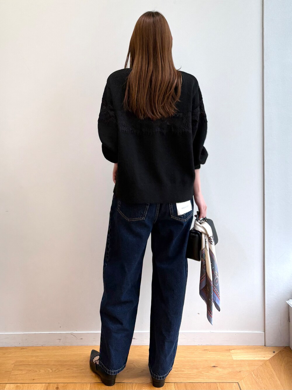 ブラック系のカーディガン/ボレロ、ブルー系のデニムパンツ、ブラック系のショルダーバッグを着用したレディースの夏コーディネートの5枚目の写真