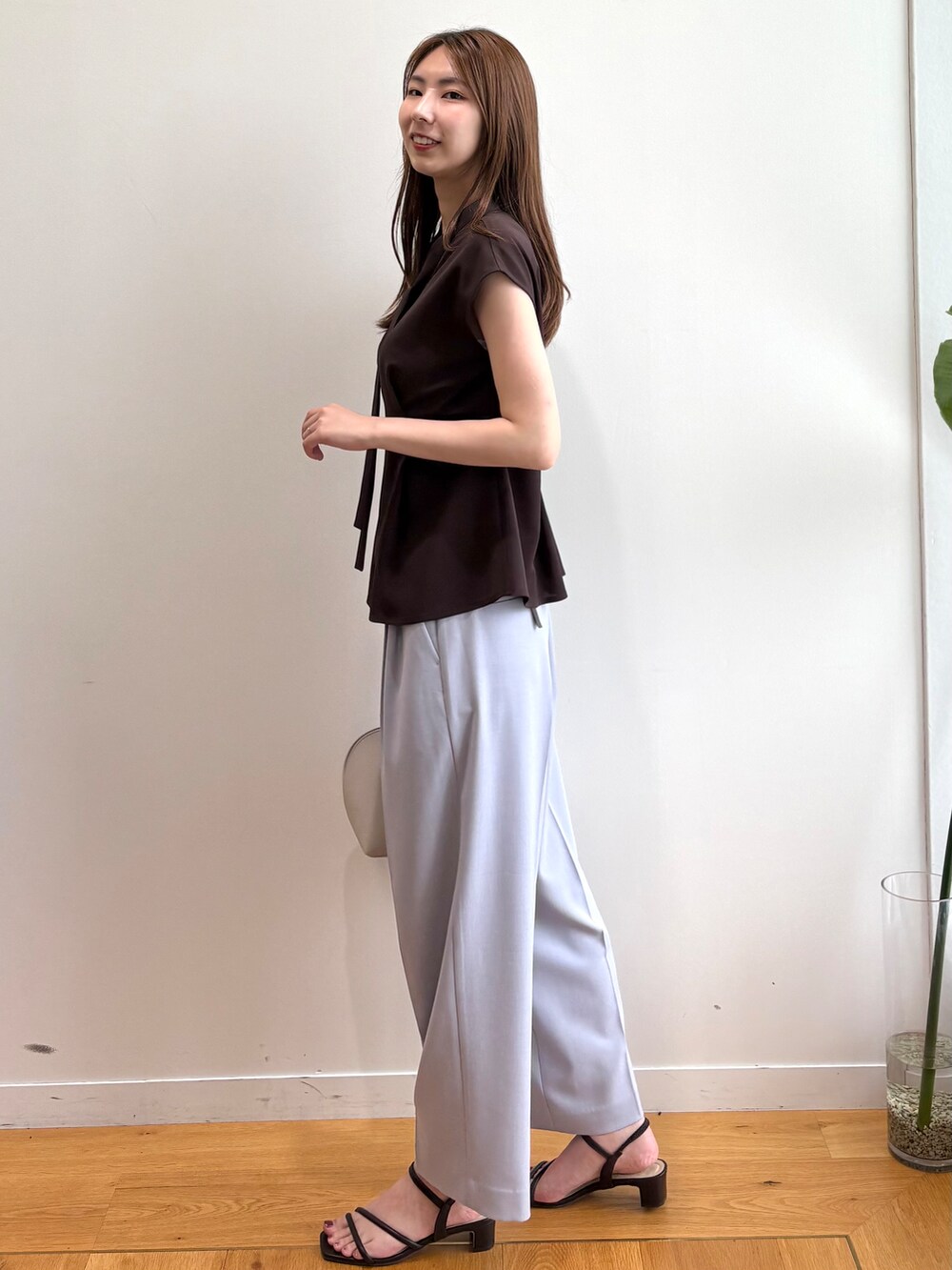 ブラウン系のシャツ/ブラウス、グレー系のその他パンツ、ブラウン系のサンダルを着用したレディースの夏コーディネートの6枚目の写真