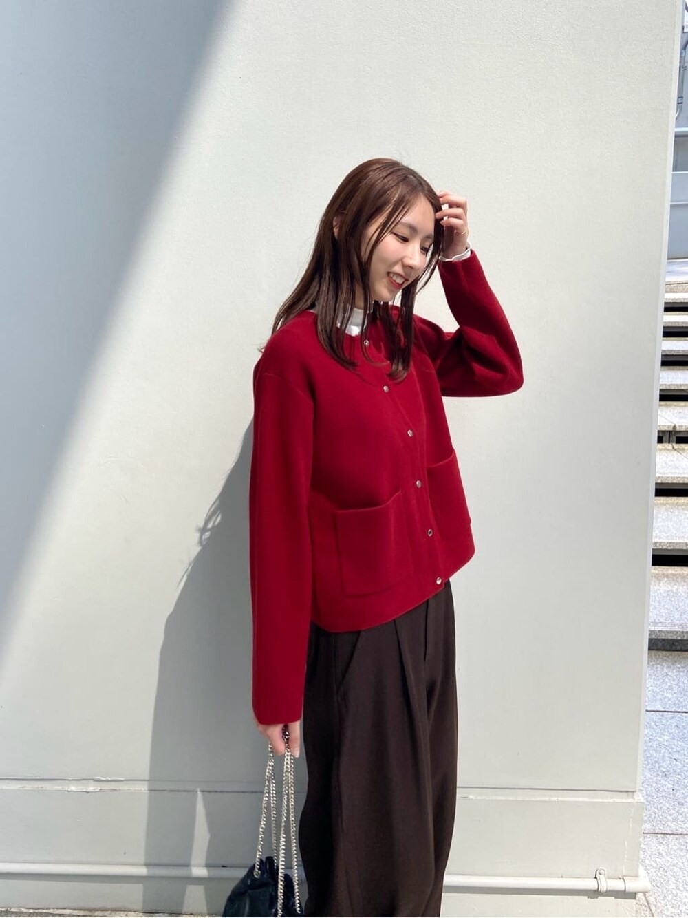 レッド系のカーディガン/ボレロ、ホワイト系のTシャツ/カットソー、ブラウン系のその他パンツを着用したレディースの秋コーディネートの6枚目の写真