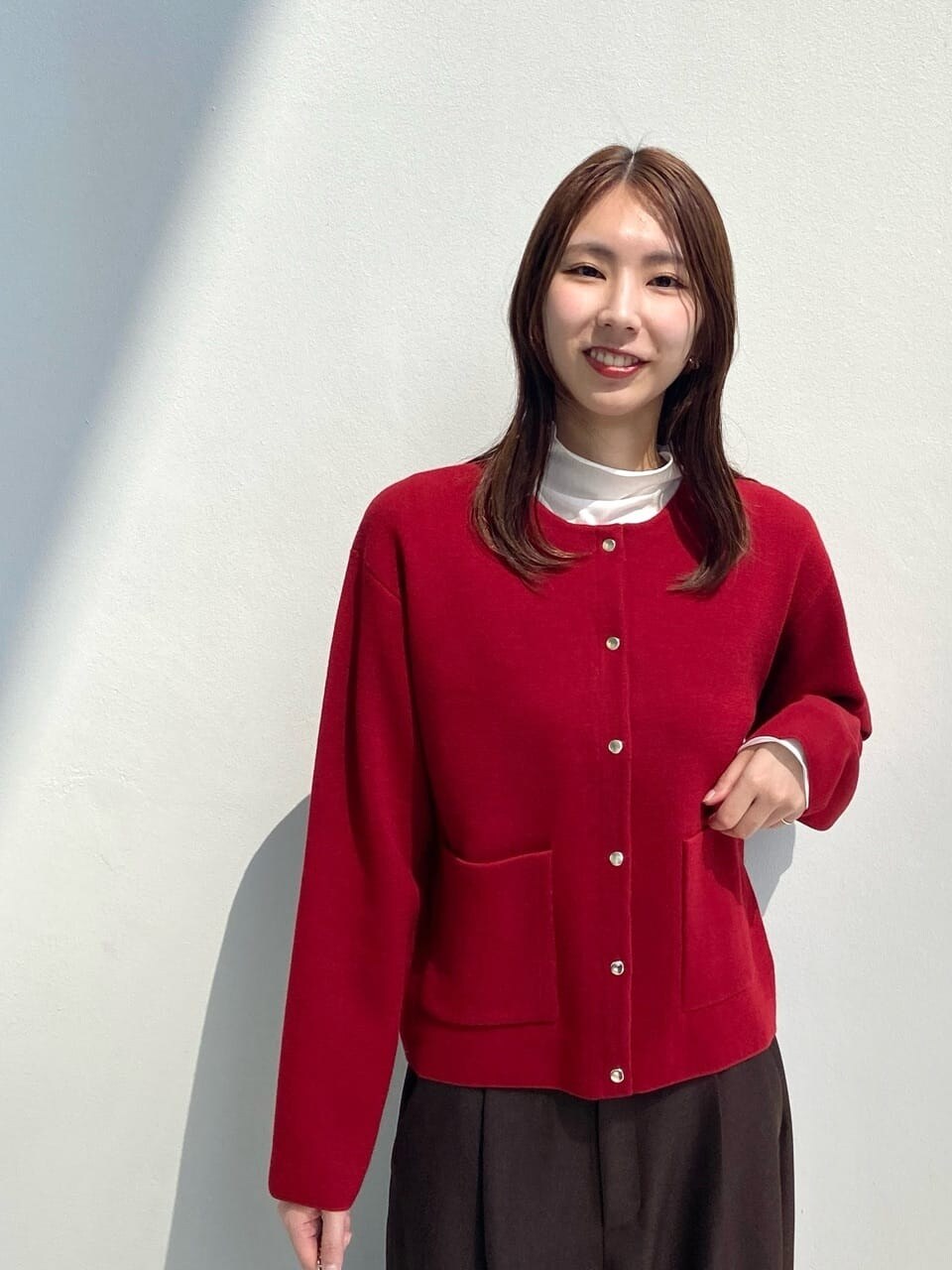 レッド系のカーディガン/ボレロ、ホワイト系のTシャツ/カットソー、ブラウン系のその他パンツを着用したレディースの秋コーディネートの5枚目の写真