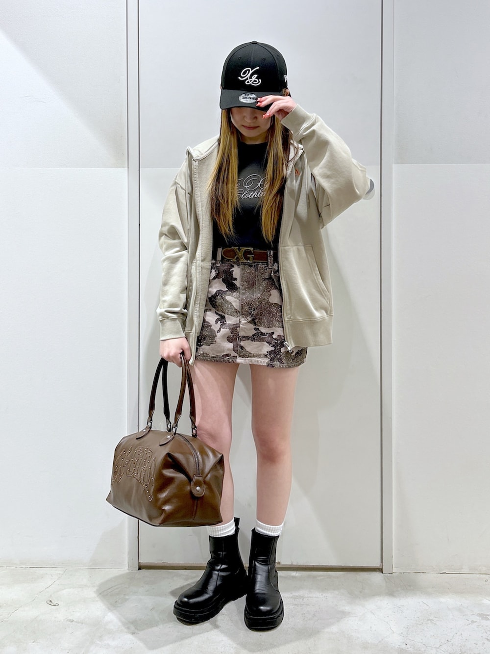 ベージュ系のパーカー、その他のスカート、グレー系のTシャツ/カットソーを着用したレディースの春コーディネートの2枚目の写真