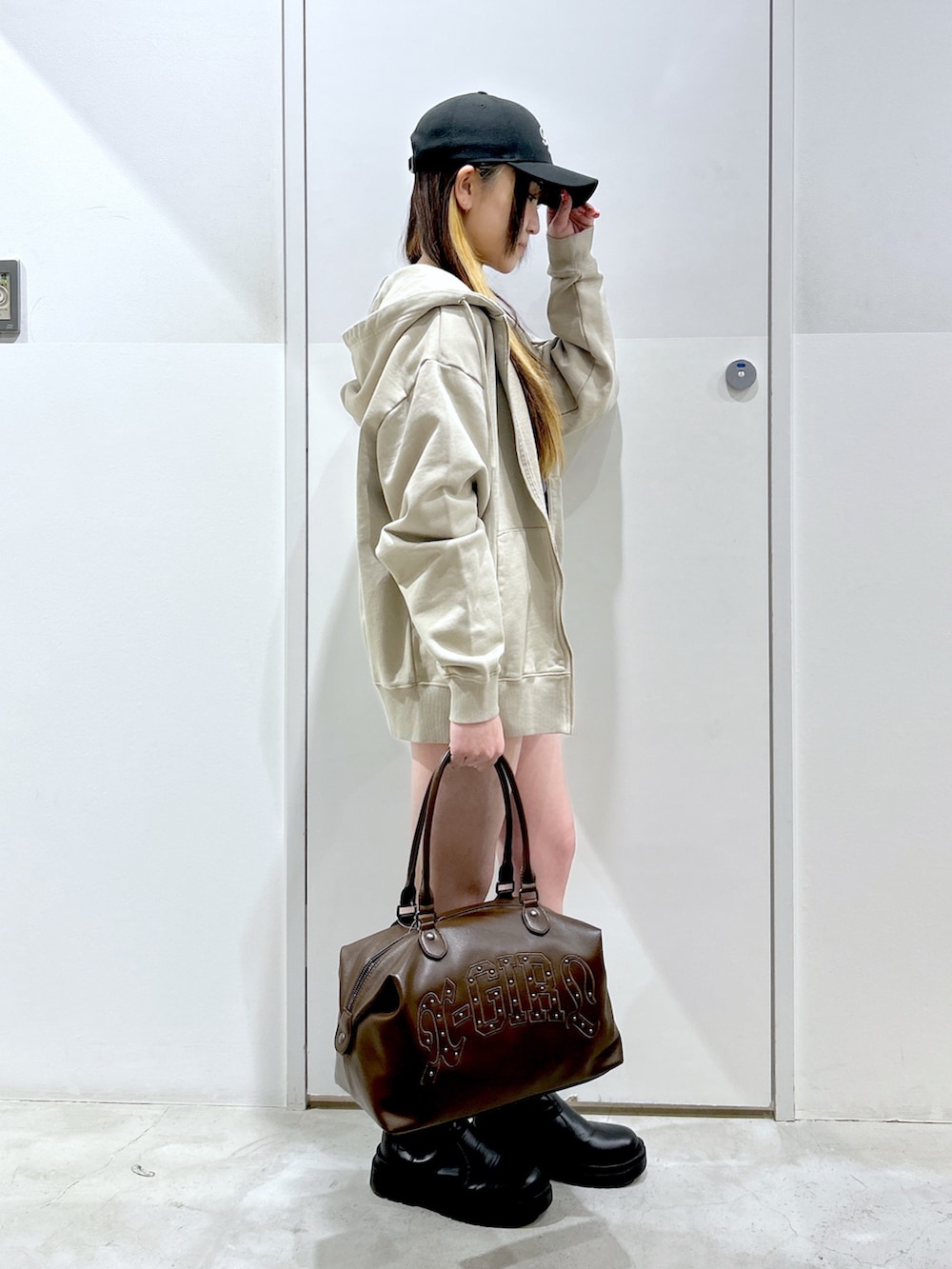 ベージュ系のパーカー、その他のスカート、グレー系のTシャツ/カットソーを着用したレディースの春コーディネートの3枚目の写真