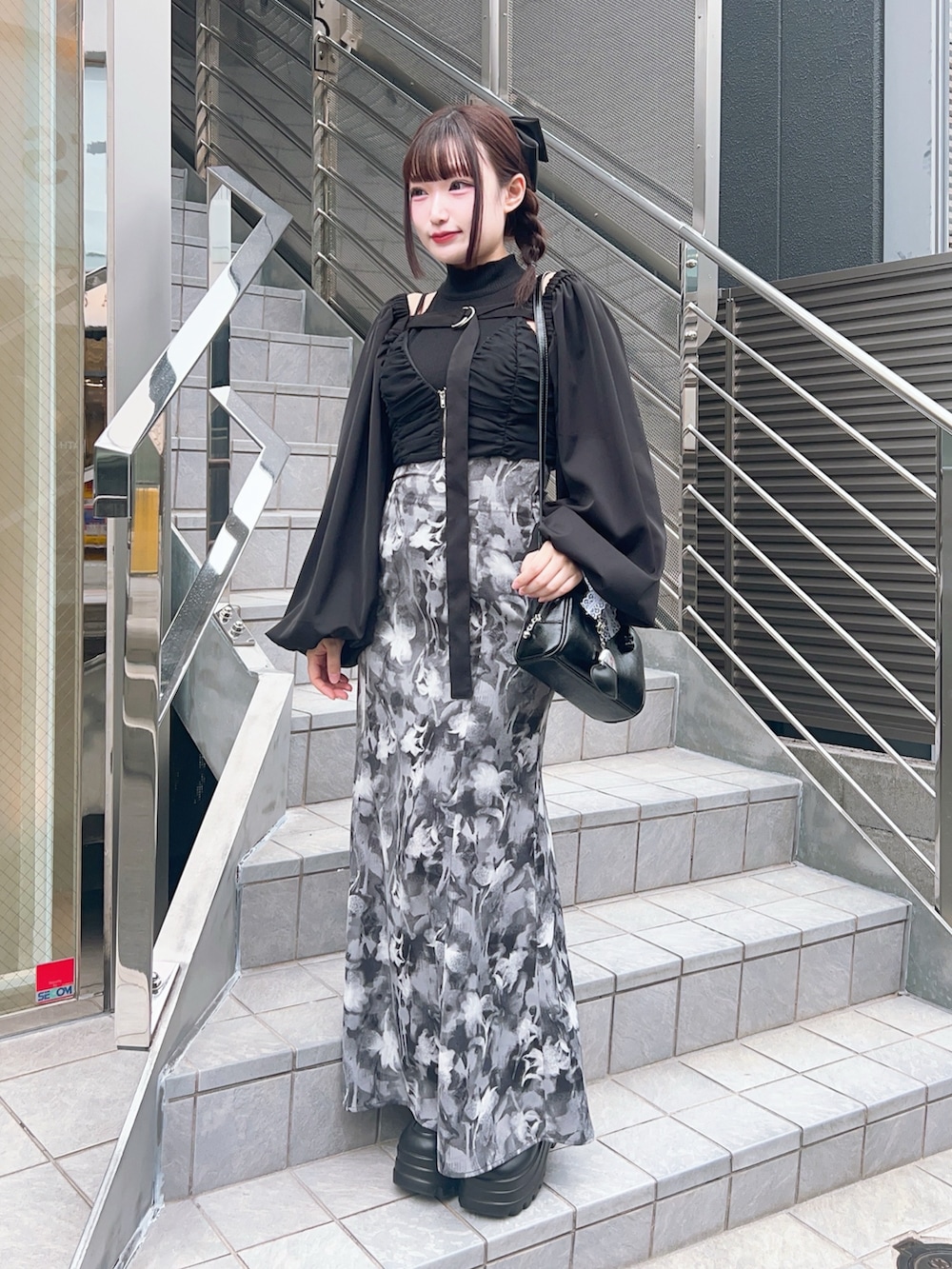 ブラック系のカーディガン/ボレロ、ブラック系のシャツ/ブラウス、ブラック系のキャミソールを着用したレディースの春コーディネートの2枚目の写真